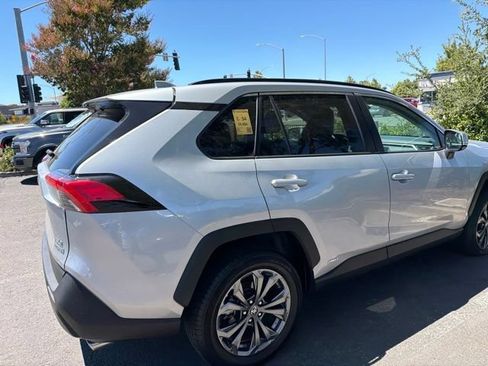 Used 2022 Toyota RAV4 XLE Premium AWD/4WD image 9