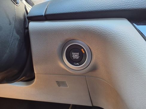 Used 2024 Chrysler Pacifica Touring-L FWD image 12