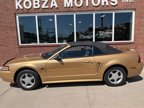 Used 2000 Ford Mustang GT RWD image 2