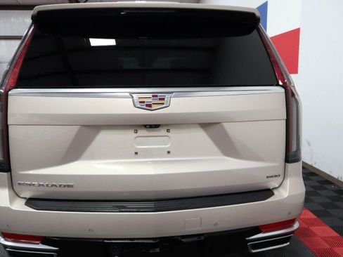 Used 2021 Cadillac Escalade Premium Luxury w/ LPO, Illumination Package AWD/4WD image 13