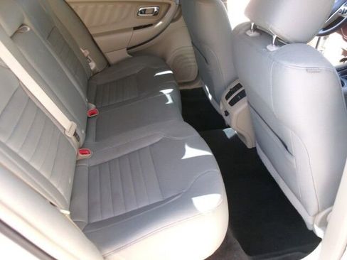 Used 2015 Ford Taurus SE image 22