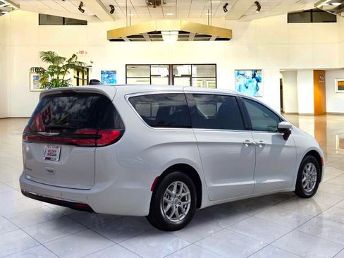 Used 2023 Chrysler Pacifica Touring-L FWD image 5