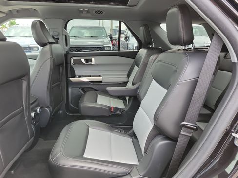 Used 2023 Ford Explorer XLT w/ Equipment Group 202A RWD image 13