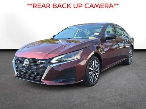 Used 2024 Nissan Altima 2.5 SV image 2