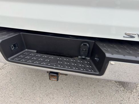 Used 2017 Nissan Titan SV image 7