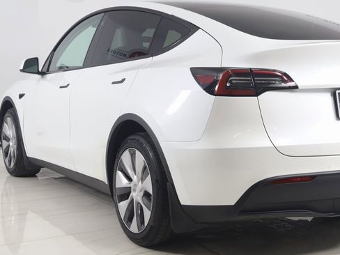 Used 2022 Tesla Model Y Long Range image 23