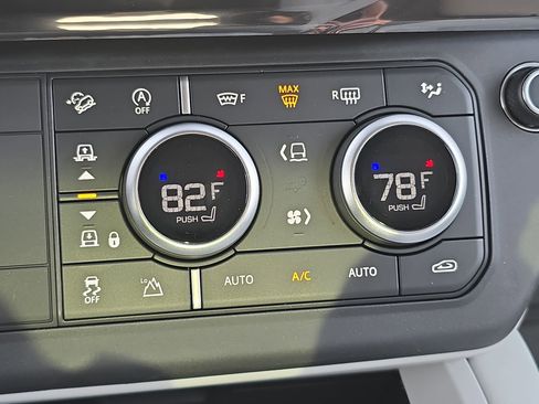 New 2026 Land Rover Defender 130 X-Dynamic SE image 24