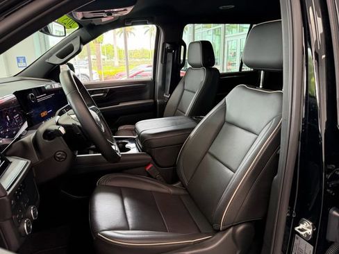Used 2025 Chevrolet Suburban Premier AWD/4WD image 6
