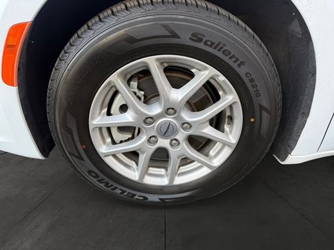 Used 2025 Chrysler Pacifica Select FWD image 9
