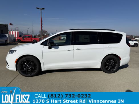 New 2026 Chrysler Pacifica Limited w/ S Appearance Package image 4