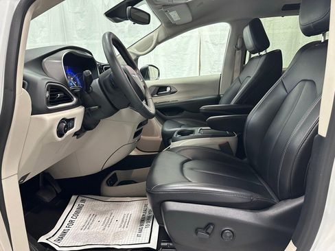 Used 2023 Chrysler Pacifica Touring-L image 14