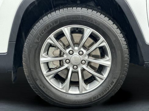 Used 2019 Jeep Cherokee Latitude Plus w/ Comfort/Convenience Group image 24