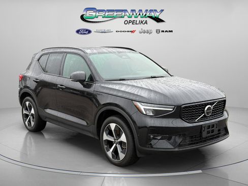 Used 2025 Volvo XC40 B5 Plus image 1