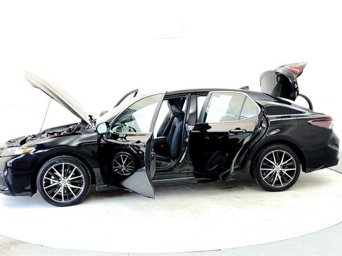 Used 2023 Toyota Camry SE image 10