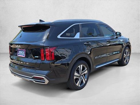 Used 2022 Kia Sorento SX Prestige w/ Panoramic Sunroof Package image 4