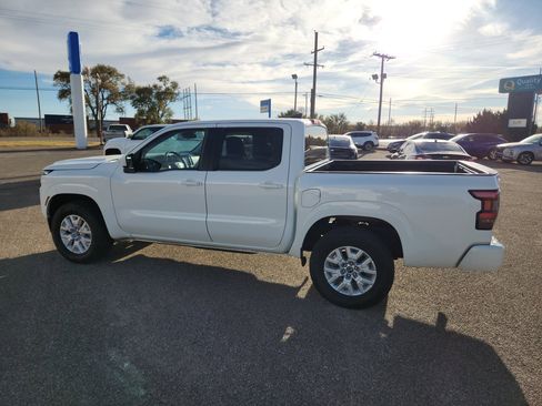 Used 2023 Nissan Frontier SV image 3