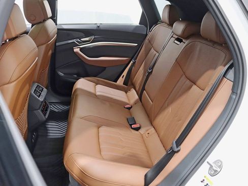 Used 2024 Audi Q8 e-tron Prestige image 29