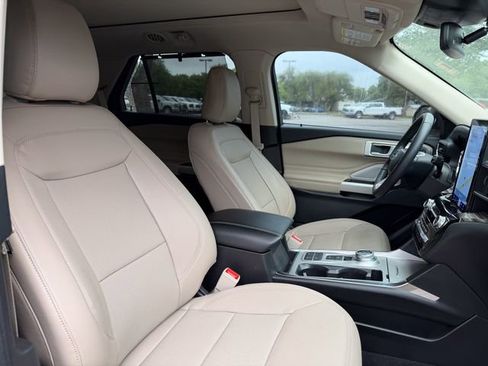 Used 2023 Ford Explorer Limited w/ Limited Technology Package image 15