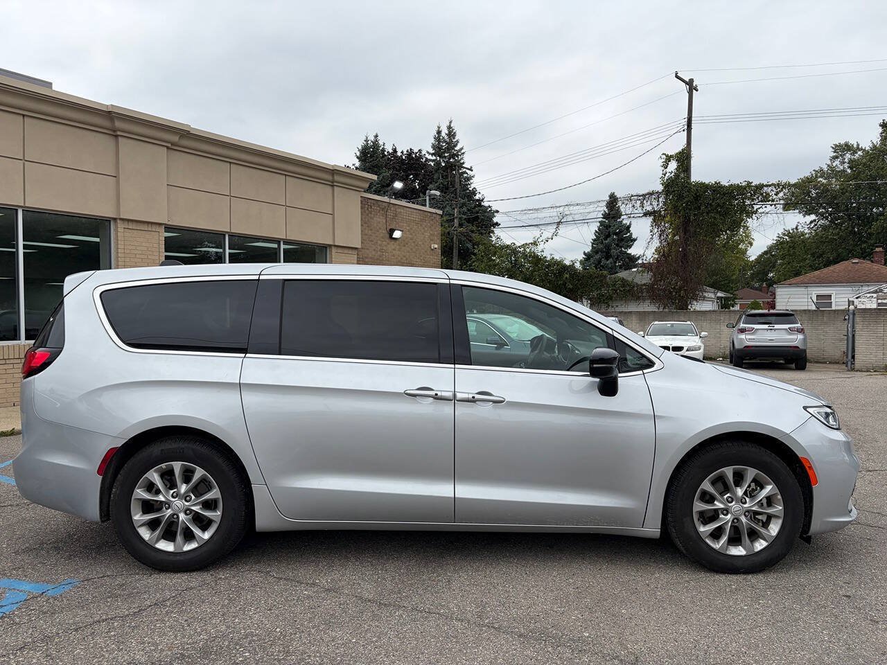 Used 2026 Chrysler Pacifica Limited FWD image 4