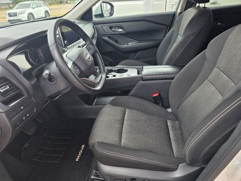 Used 2025 Nissan Rogue SV image 12
