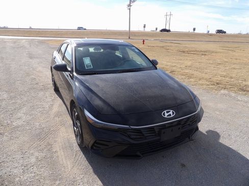 Used 2025 Hyundai Elantra SEL image 4