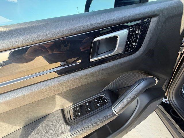 Used 2021 Porsche Cayenne w/ Premium Package AWD/4WD image 11