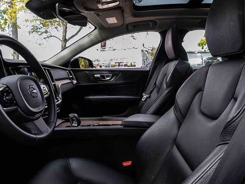 Used 2024 Volvo S60 B5 Plus image 8