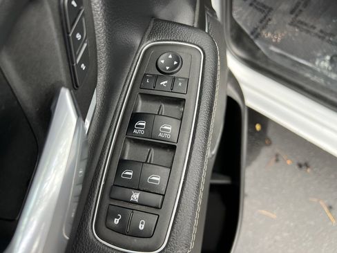 Used 2024 RAM 1500 Laramie image 10