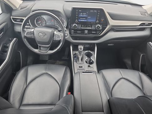 Used 2022 Toyota Highlander XLE AWD/4WD image 9