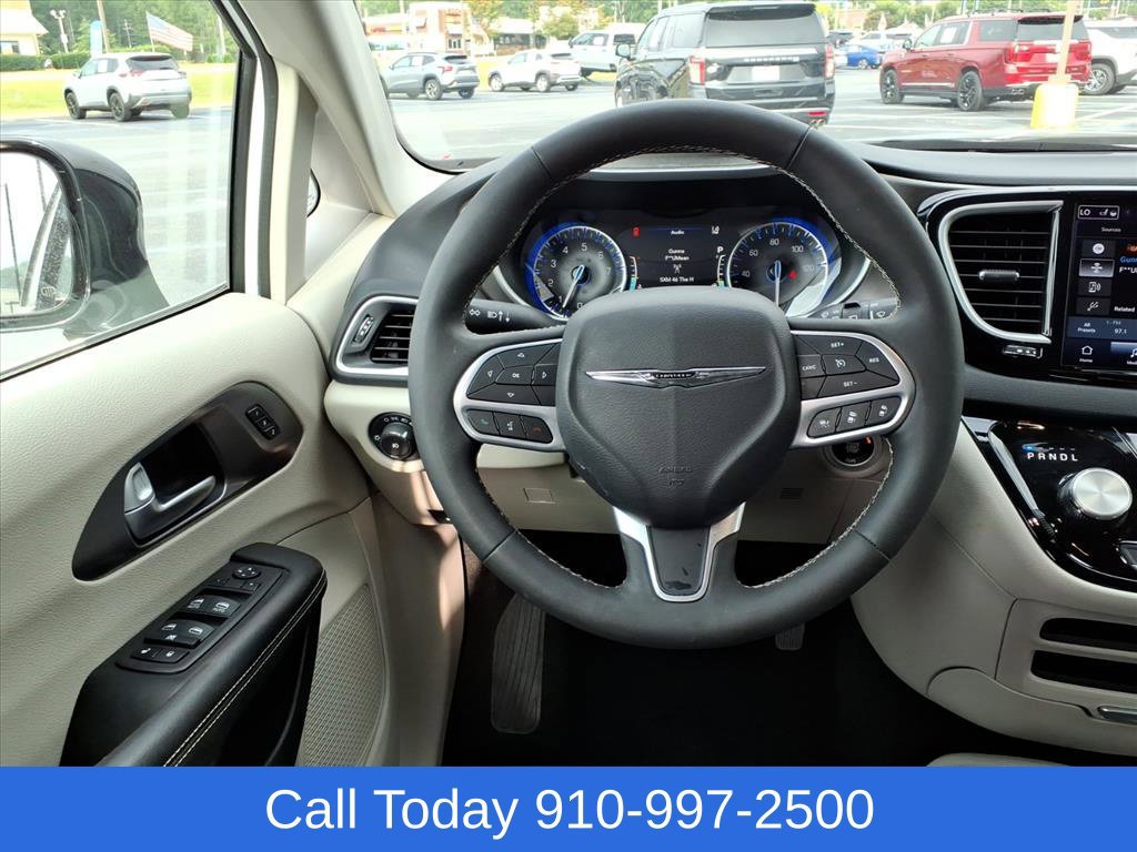 Used 2024 Chrysler Pacifica Touring-L FWD image 26