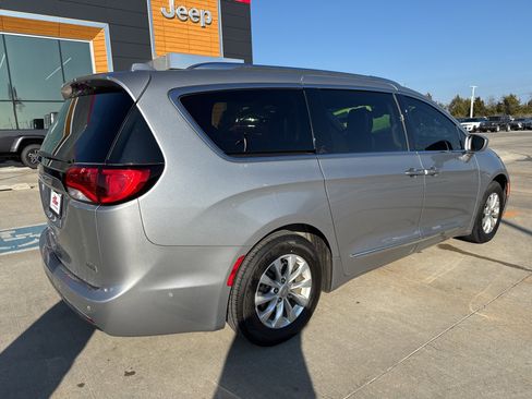 Used 2018 Chrysler Pacifica Touring-L w/ Advanced Safetytec Group image 7