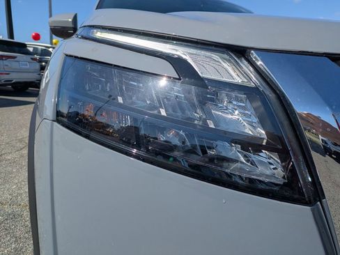 New 2025 Nissan Pathfinder Platinum image 9