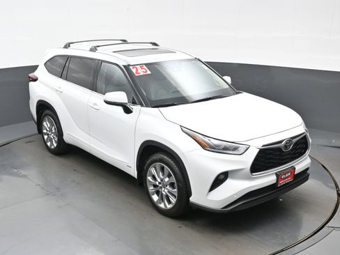 Used 2025 Toyota Highlander Limited AWD/4WD image 36