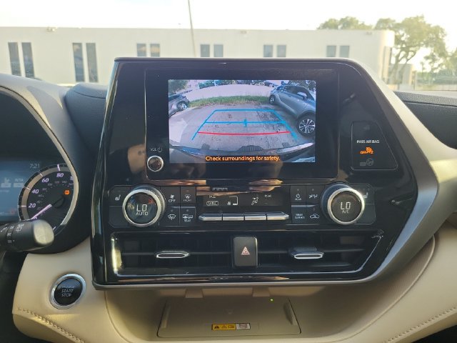 Used 2024 Toyota Highlander XLE AWD/4WD image 22