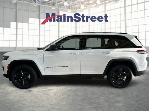 Used 2023 Jeep Grand Cherokee Limited w/ Luxury Tech Group II AWD/4WD image 2