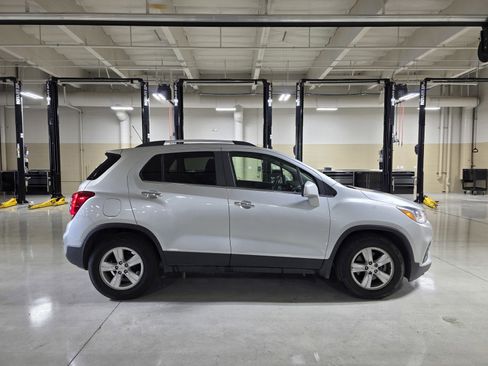 Used 2019 Chevrolet Trax LT w/ LT Convenience Package image 7