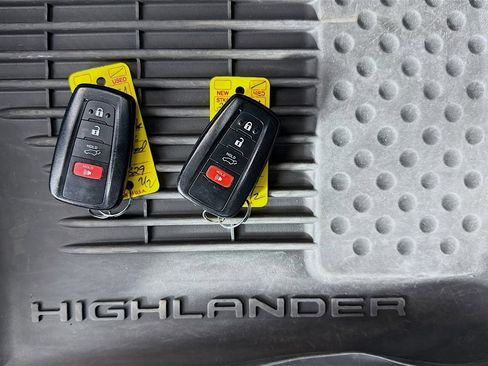 Used 2023 Toyota Highlander Limited image 39