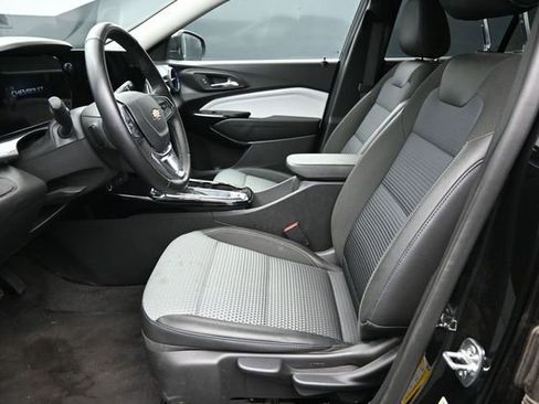 Used 2025 Chevrolet Trax LT w/ LT Convenience Package FWD image 12