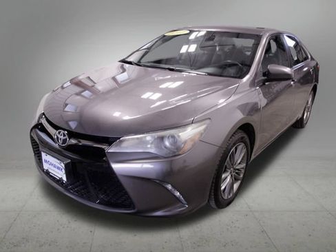 Used 2017 Toyota Camry SE image 1