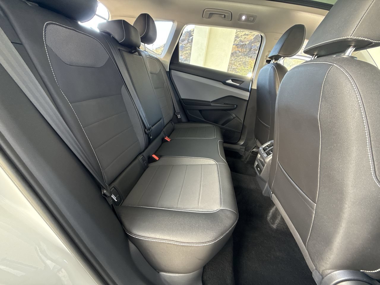 Used 2024 Volkswagen Taos SE w/ Panoramic Sunroof Package FWD image 27