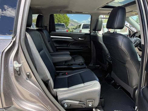 Used 2019 Toyota Highlander XLE AWD/4WD image 24
