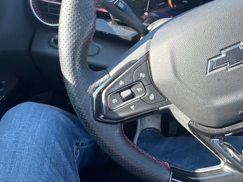 Used 2025 Chevrolet Trax RS w/ Sunroof Package FWD image 18