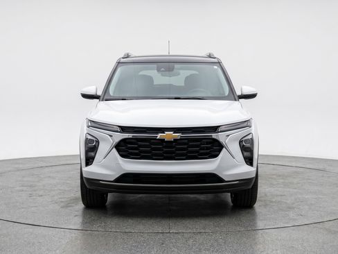 Used 2025 Chevrolet TrailBlazer LT FWD image 2