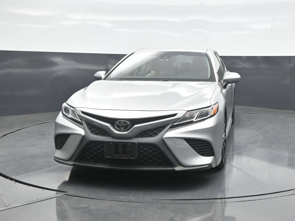 Used 2018 Toyota Camry SE FWD image 2