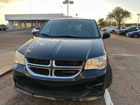 Used 2018 Dodge Grand Caravan SE w/ UConnect Hands-Free Group image 2