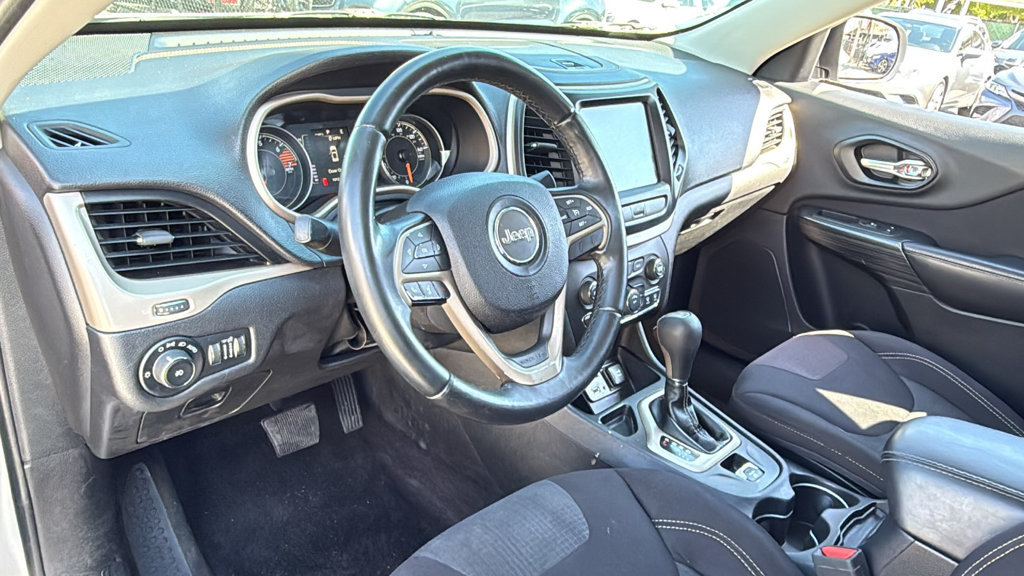 Used 2017 Jeep Cherokee Latitude w/ Comfort & Sound Group FWD image 24