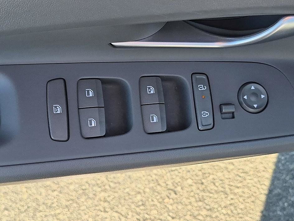 Used 2025 Hyundai Elantra SEL FWD image 13