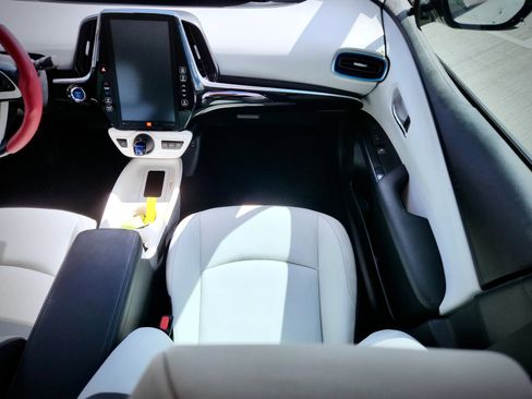 Used 2017 Toyota Prius Prime Advanced w/ Carpet Mat Package FWD image 24