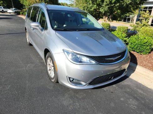Used 2020 Chrysler Pacifica Touring-L FWD image 3
