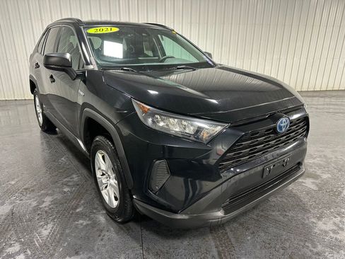 Used 2021 Toyota RAV4 LE image 2